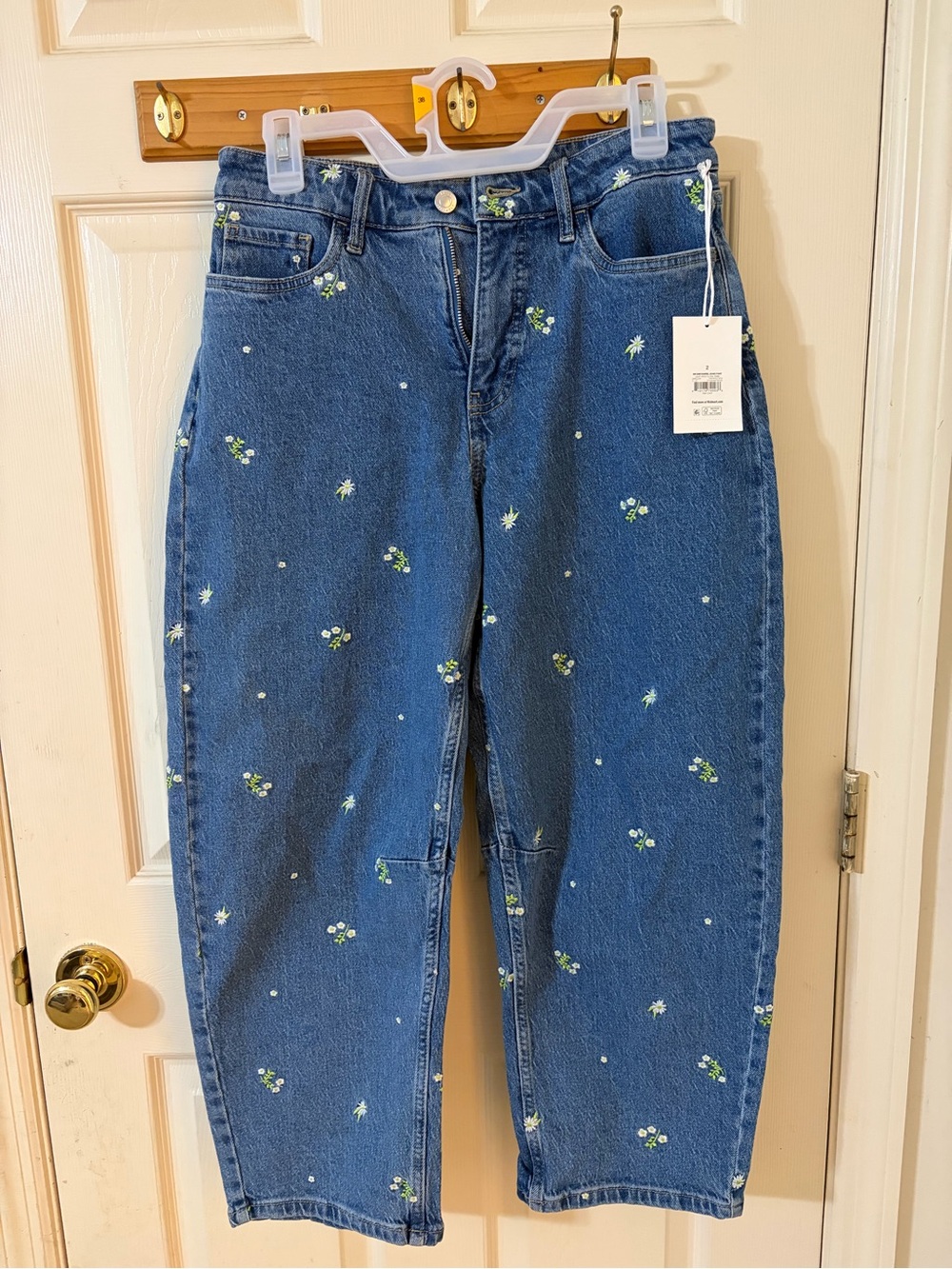 NWT Free Assembly Women’s Embroidered Mid-Rise Cropped Barrel Jeans